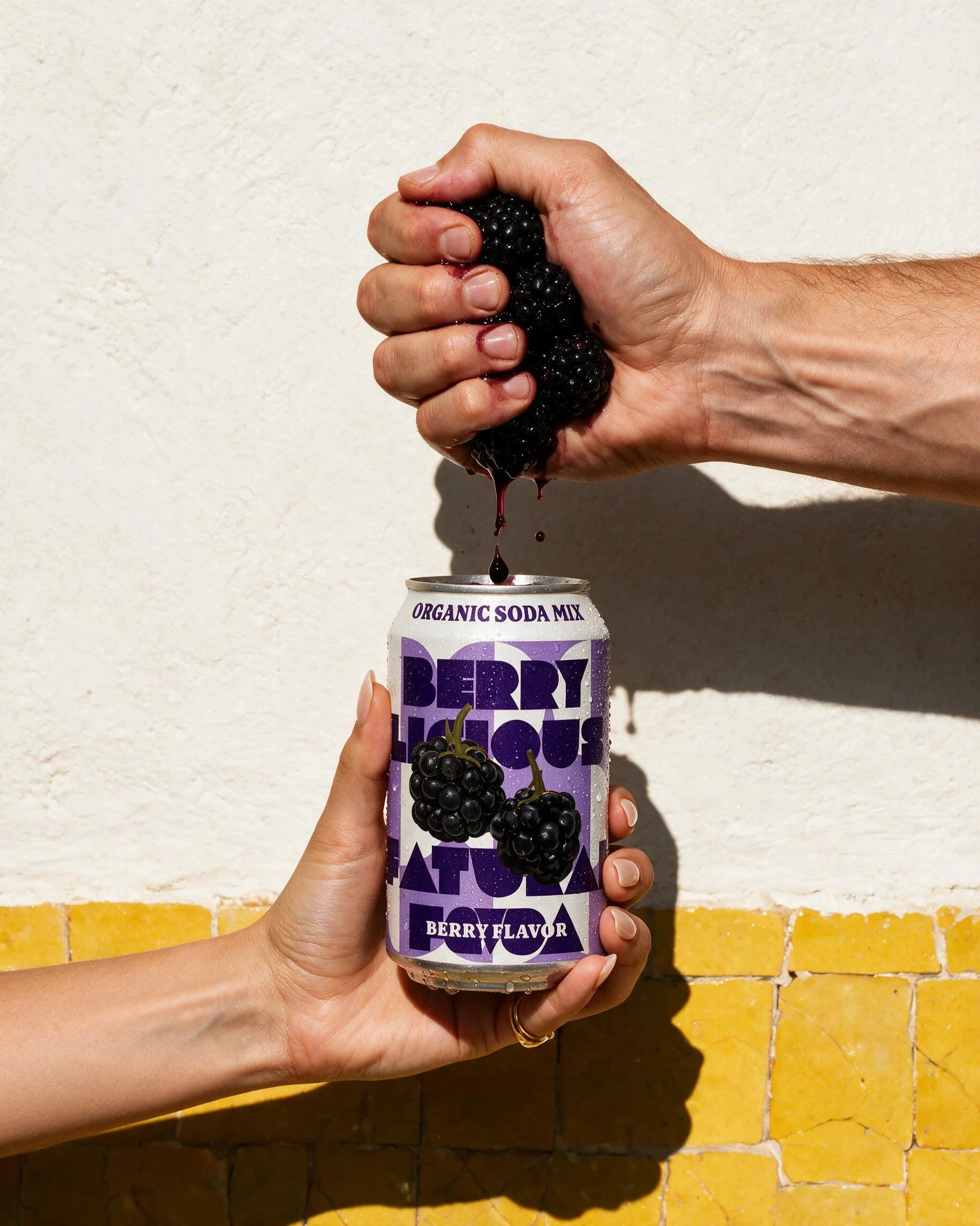 Mixed berry photoshoot: berry squeezed above the can