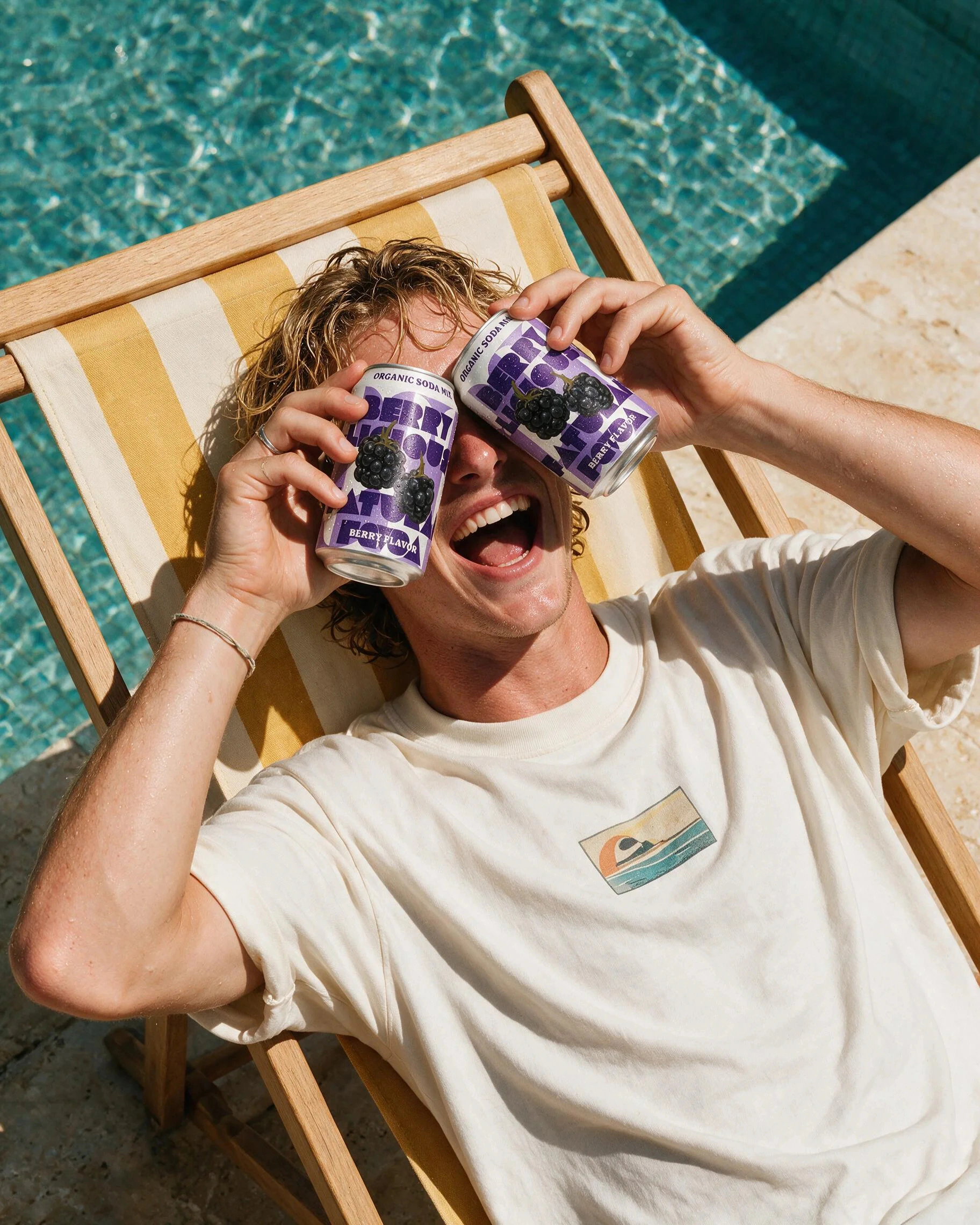 Mixed berry photoshoot: can held over a sun lounger
